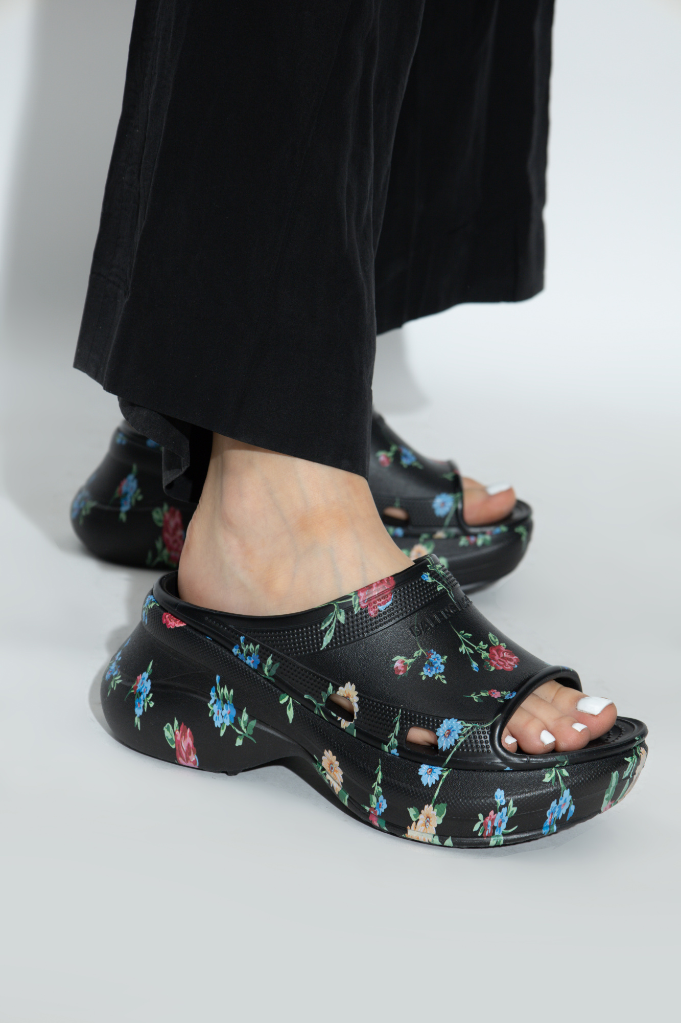 Balenciaga Slides POOL CROCS | Women's Shoes | Vitkac Balenciaga Slides POOL CROCS | Women's Shoes | Vitkac